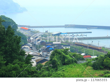 日本海ひすいライン「日本海を背景に走る国鉄急行列車」 117065355