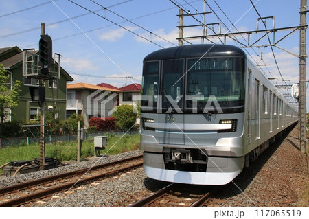 宮代町姫宮駅に接近してきた東武鉄道を走る東急の上り電車 117065519