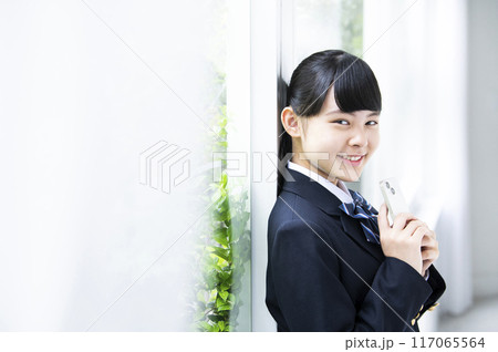 スマホを持つ女子中学生 117065564