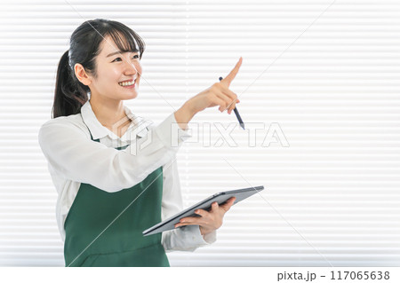 コンビニ・スーパーでタブレット端末を使って在庫管理をする店員・バイトの女性 コンビニ・スーパーでタブレット端末を使って在庫管理をする店員・バイトの女性 117065638
