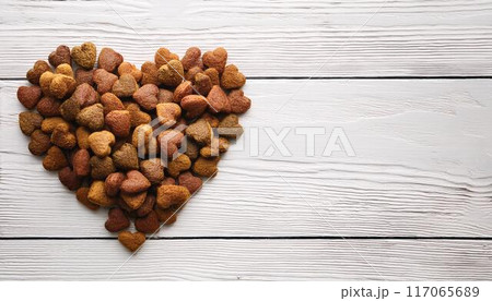 ハート型のドッグフードとコピースペース ハート型のドッグフードとコピースペース 117065689