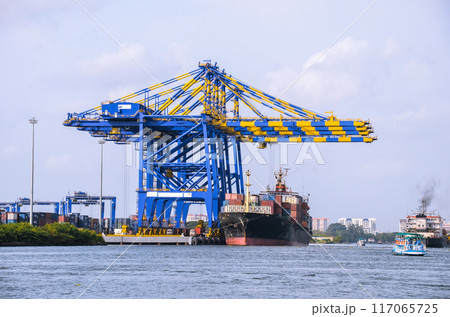 Cranes at a sea port 117065725