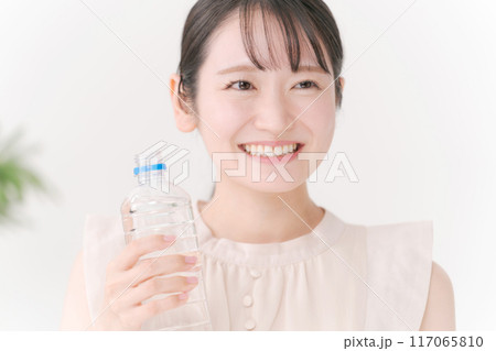 ペットボトルの水を持つ女性 117065810