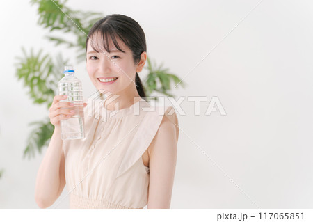 ペットボトルの水を持つ女性 ペットボトルの水を持つ女性 117065851