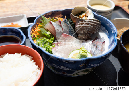 大分名物の新鮮な関あじ関さば関ぶりの刺身定食 117065873