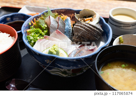 大分名物の新鮮な関あじ関さば関ぶりの刺身定食 117065874