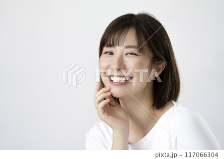 きれいな歯並びの笑顔のアラサーの女性 117066304