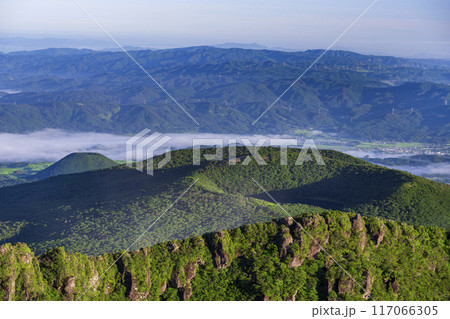 韓国岳から雲海の加久藤カルデラ 韓国岳から雲海の加久藤カルデラ 117066305