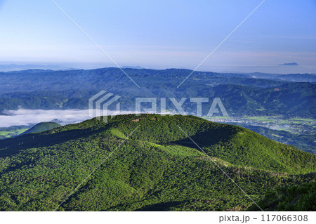韓国岳から雲海の加久藤カルデラ 韓国岳から雲海の加久藤カルデラ 117066308