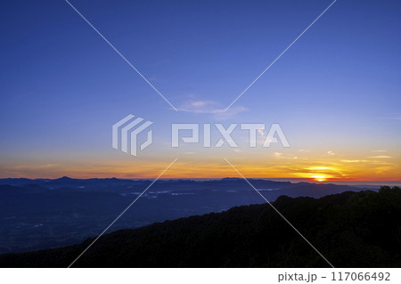 朝焼けの霧島連山 117066492