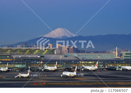 富士山を望む羽田空港 117066507
