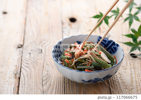 山菜の水煮 (わらび、芋の茎、なめこ、姫竹、木耳、えのき、人参) 117066675