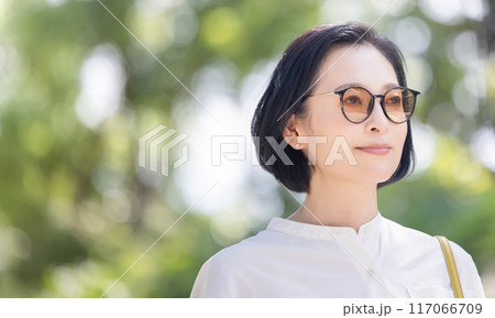 メガネをかけたショートヘアの若い女性 117066709