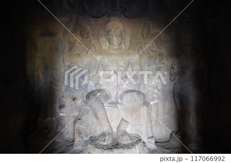 インド　世界遺産エローラ石窟群 117066992