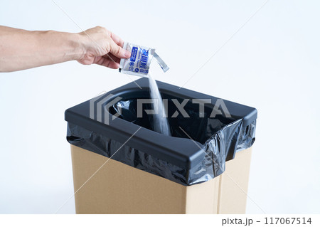 災害用トイレ　使用後に凝固剤を入れる 117067514