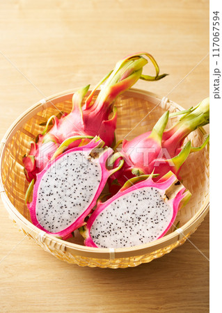 カゴに盛ったドラゴンフルーツ 117067594