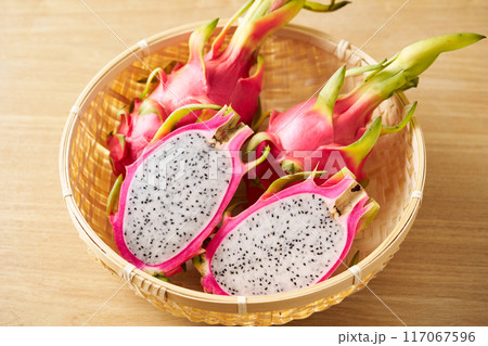 カゴに盛ったドラゴンフルーツ 117067596