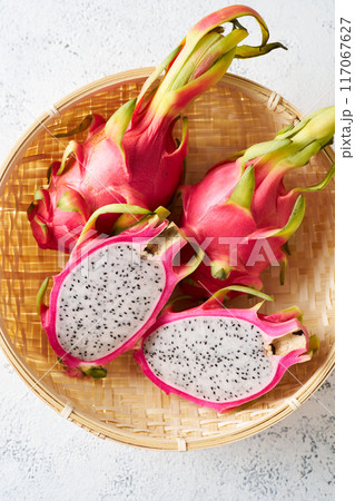 カゴに盛ったドラゴンフルーツ 117067627
