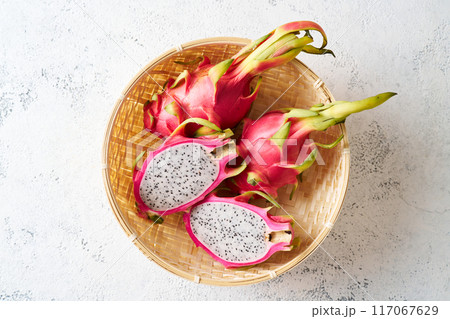 カゴに盛ったドラゴンフルーツ カゴに盛ったドラゴンフルーツ 117067629