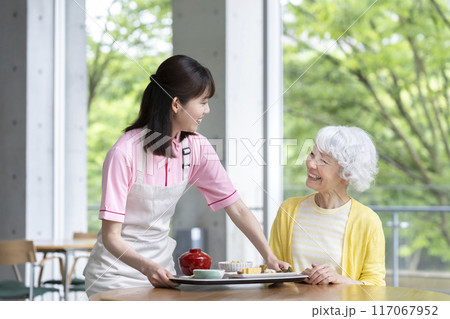 入居者に食事を運ぶスタッフ　シニアレジデンス・介護施設　イメージ 117067952