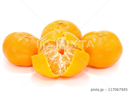 青島みかん　三ヶ日みかん　剥いたところ　白い筋　明るい背景 117067985
