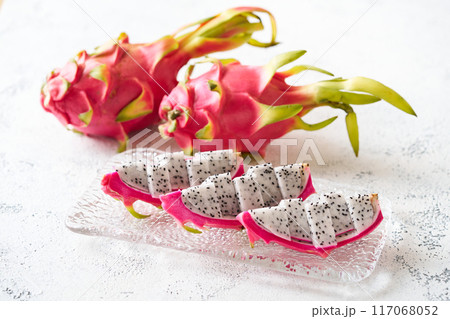 ガラスの器に盛り付けたドラゴンフルーツの写真素材 [117068052] - PIXTA