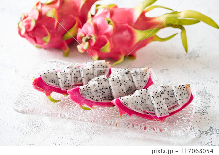 ガラスの器に盛り付けたドラゴンフルーツ 117068054