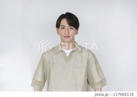 カメラ目線で笑顔の若い男性 117068110