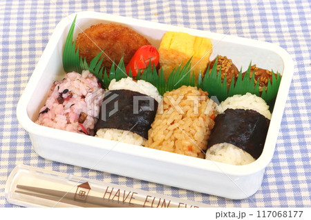 手作り弁当（おにぎり弁当） 117068177