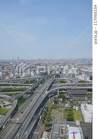 大阪　東大阪市　市役所から見た東大阪JCTと市街地（西方向）（初夏） 117068184