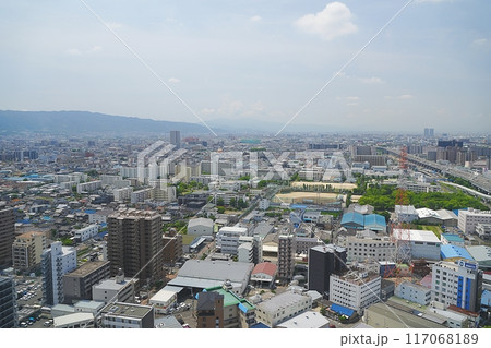 大阪　東大阪市　市役所から見た東大阪市街地と生駒山地（南方向）（初夏） 117068189