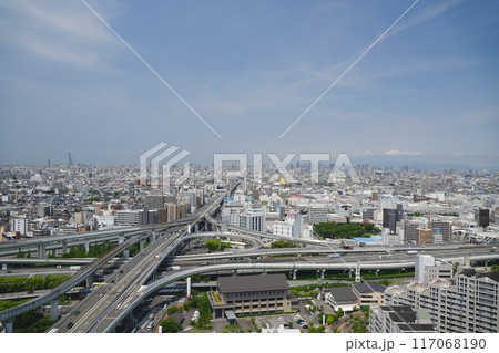 大阪　東大阪市　市役所から見た東大阪JCTと大阪市街地（西北方向）（初夏） 117068190