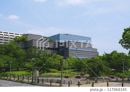 大阪 東大阪市 大阪府立中央図書館(南側から、初夏) 大阪 東大阪市 大阪府立中央図書館(南側から、初夏) 117068195
