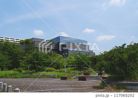 大阪　東大阪市　大阪府立中央図書館（北側から、初夏） 117068202