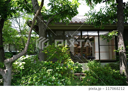 大阪　東大阪市　司馬遼太郎記念館　雑木林風の庭から見た書斎（初夏） 117068212