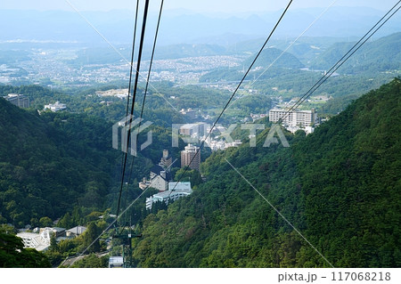 兵庫　神戸　有馬温泉郷と市街地（六甲有馬ロープウェーから、夏） 117068218