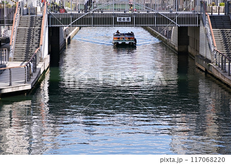 大阪市　道頓堀川の相合橋と遊覧船（太左衛門橋から望む、秋） 117068220