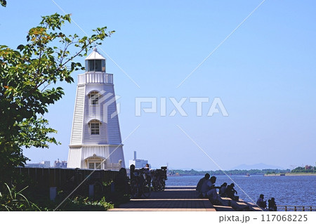 大阪　堺市　旧堺燈台と避暑者（晩夏） 117068225