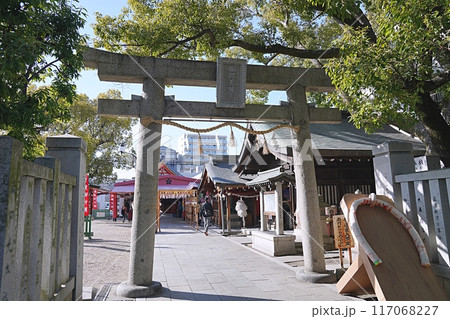 大阪 豊中 服部天神宮の鳥居と境内(晩冬) 大阪 豊中 服部天神宮の鳥居と境内(晩冬) 117068227