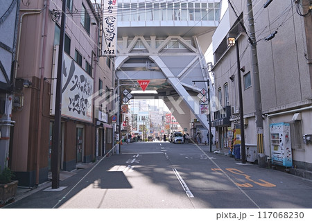 大阪 新世界 春日通から見た通天閣下と通天閣南本通商店街(春) 大阪 新世界 春日通から見た通天閣下と通天閣南本通商店街(春) 117068230