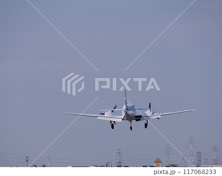 大阪　八尾空港　離陸したセスナ機（ビーチクラフトG58バロン、八尾、初冬） 117068233