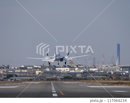 大阪　八尾空港　離陸するセスナ機（ビーチクラフトG58バロン、八尾、初冬） 117068234