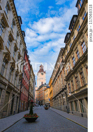 スウェーデン ストックホルムの旧市街、ガムラスタンの街並み 117068318