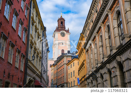 スウェーデン ストックホルムの旧市街、ガムラスタンの街並み 117068321