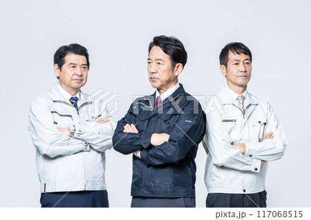 ミドルシニアの作業服の男性 117068515