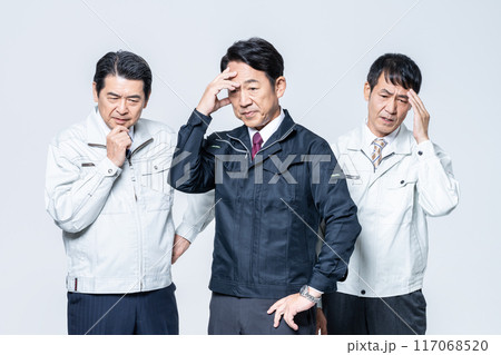 ミドルシニアの作業服の男性 117068520