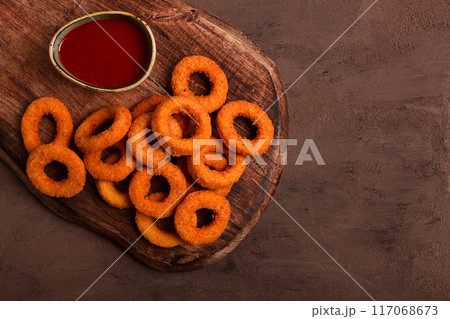 crispy chicken rings, fried, on a wooden board, close-up, 117068673