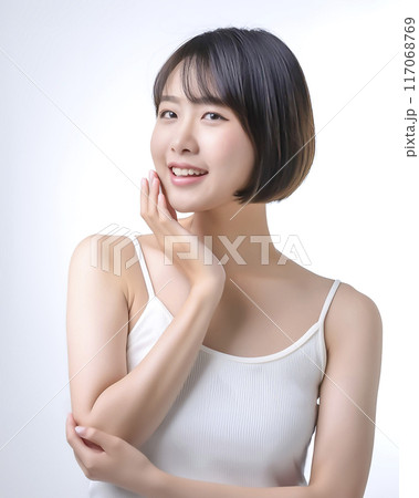 肌の潤いを実感する若い女性のイメージ素材 117068769