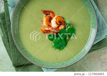 pea cream soup, with shrimp, green soup, homemade, top view, no people, 117068865