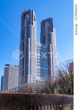 青空にそびえる東京都庁舎(東京都新宿区) 青空にそびえる東京都庁舎(東京都新宿区) 117069201